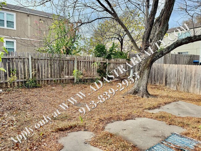 Building Photo - Beautiful 3 Bed 2 Bath Duplex in Lawrence-Available NOW!!