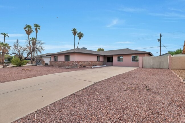 Building Photo - Spacious 6-Bedroom, 4-Bath Pool Home Near ASU Campus