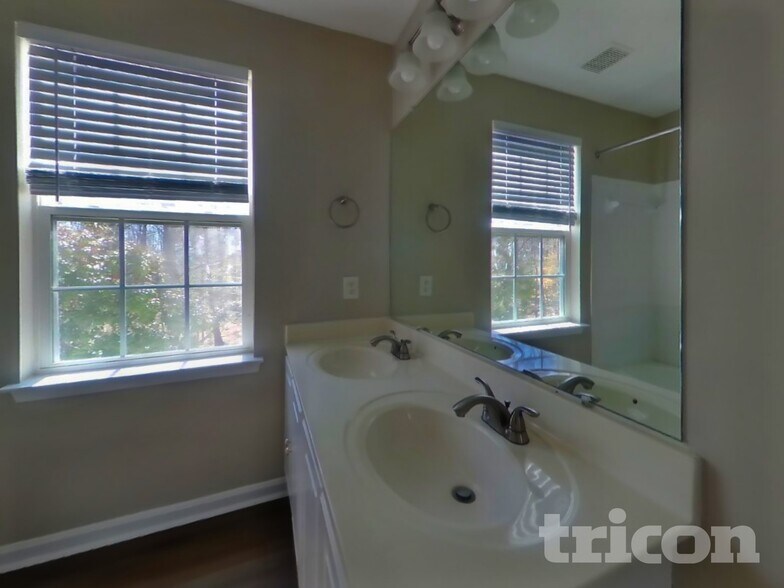 Building Photo - 4655 Queens Grove St