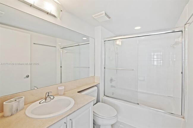 Building Photo - 1155 Brickell Bay Dr