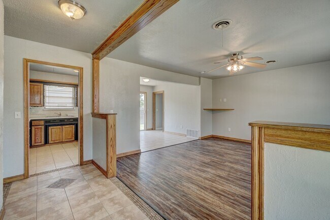 Building Photo - Nice 4 Bed 1.5 Baths Located near Tinker Diagonal