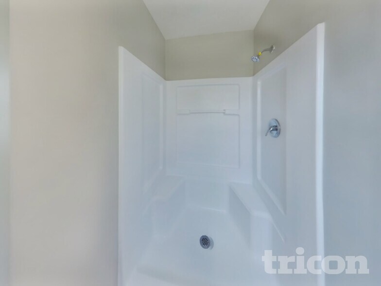 Building Photo - 1690 Fountain Lk Dr E