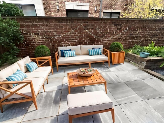 Building Photo - 833 Laurel Ave