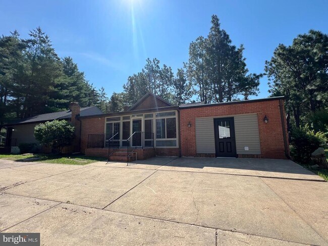 Building Photo - 9872 Red Hill Rd