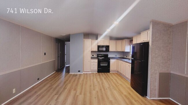 Building Photo - 741 Wilson Dr