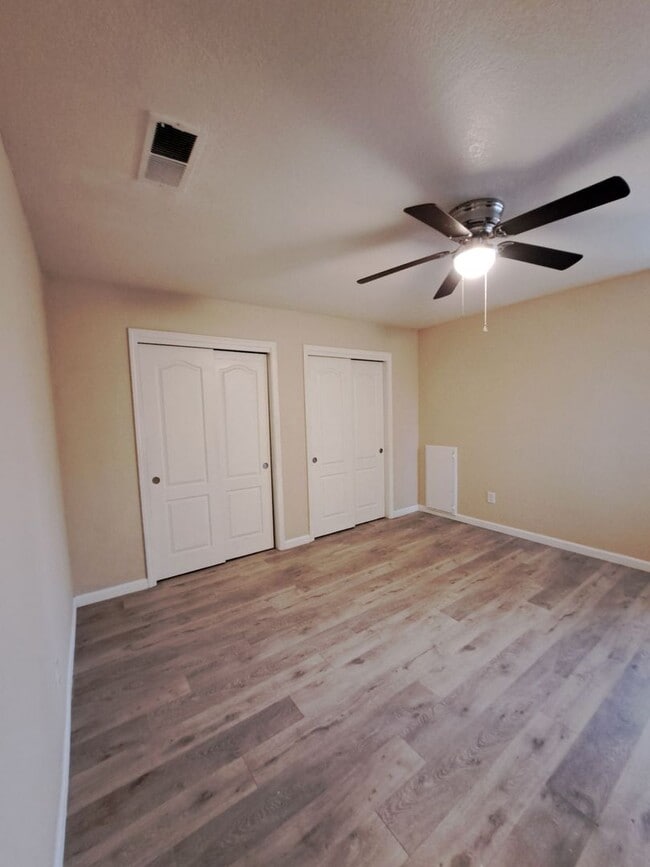 Building Photo - Stunning Large 4 Bedroom Home! Located Near Cedar & Nees!