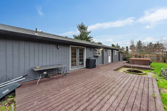 Building Photo - GORGEOUS 3 Bedroom (+BONUS ROOM!) 2 Bath Home with RV/Boat storage near beaches and shopping!