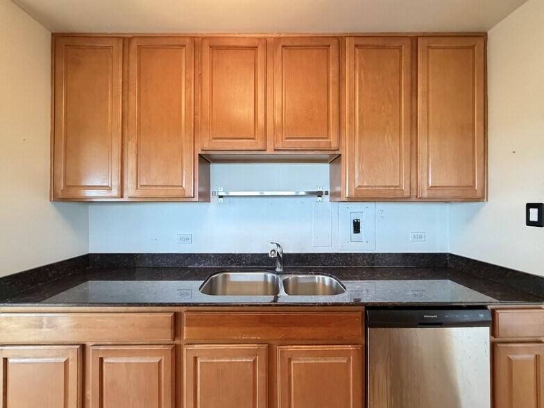 Building Photo - 4180 N Marine Dr