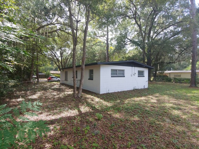 Building Photo - Fully Renovated 3/1 with huge fenced-in ba...