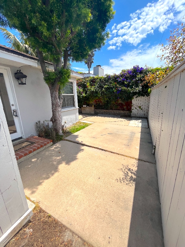 Building Photo - 666 Glenneyre St