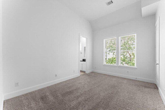 Building Photo - 1038 E 29th St