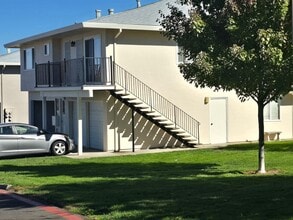 Building Photo - Beautifully Updated #4 Condo