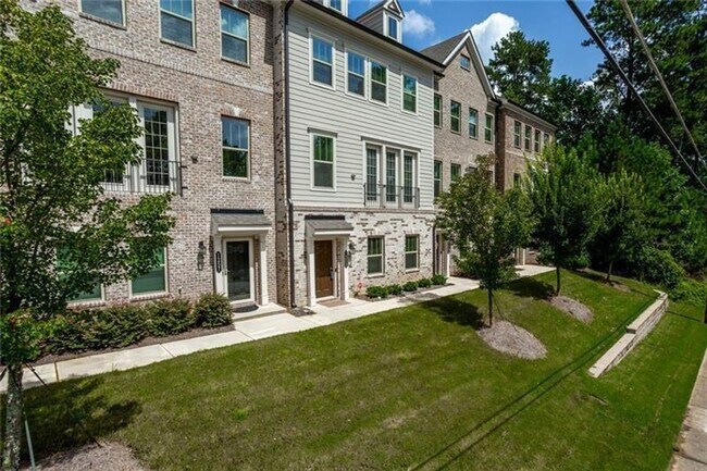 Building Photo - Large 3 Bedroom Luxury Townhome on Silver ...