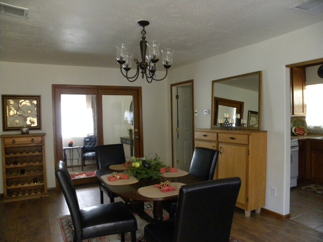 Dining area - 1111 N Auburn Ave