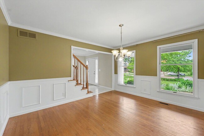 Building Photo - 6 Bedroom home with Fenced Yard - Available Now
