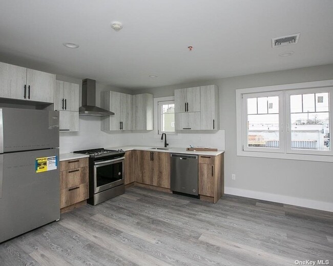Building Photo - 170 W Montauk Hwy