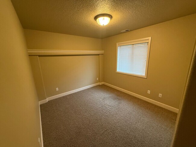 Building Photo - Spacious Northwest Townhome, 3 Bdrms, 2.5 ...
