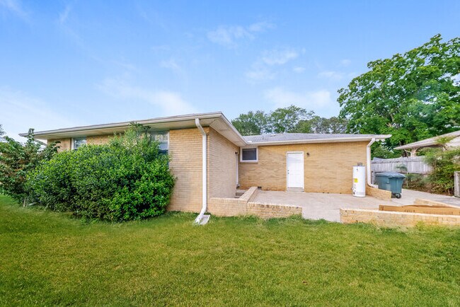 Building Photo - 7708 Saxon Dr SW