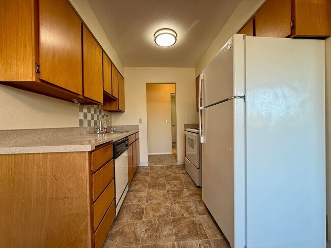Building Photo - Vintage Upstairs 2 Bedroom With Patio In Hollywood District ~ Near It All! Off Street Parking~ Pe...