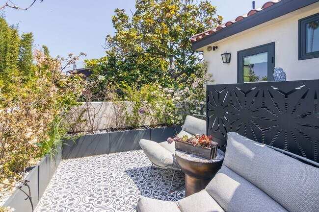 Building Photo - Prime Single Family Home