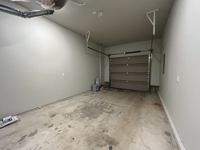 Building Photo - Well-Appointed 4BR/2.5BA Home with Spacious Living Areas & Modern Kitchen