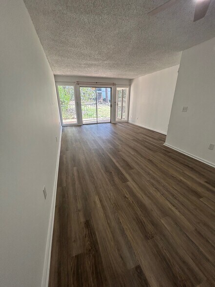 03_Living Room - 1208 Bush River Rd