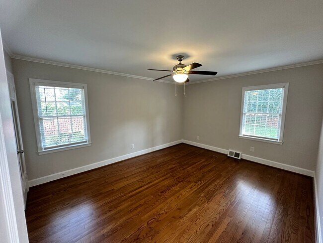 Building Photo - Myers Park 3 Bedrooms 2 Bathroom Duplex!
