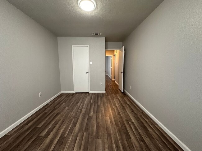 Building Photo - Spacious 3 bedroom, 2 full Bath Duplex Loc...