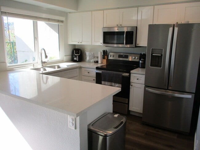 Building Photo - Desirable Mission Valley 2Bdr 2BA Condo!