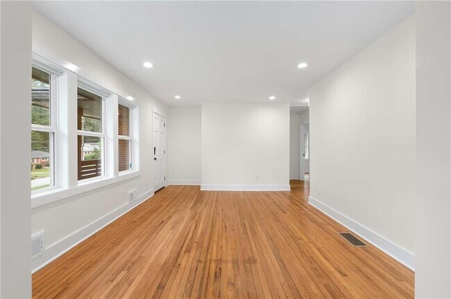 Building Photo - 1857 Boulderview Dr SE