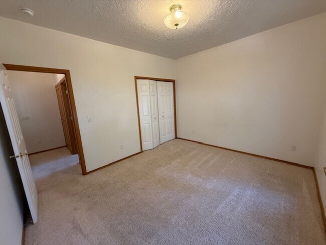 Building Photo - 4-bedroom 2.5 Bath McMinnville OR 97128