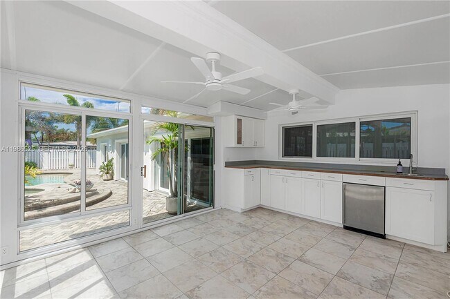 Building Photo - 2070 NE 65th St