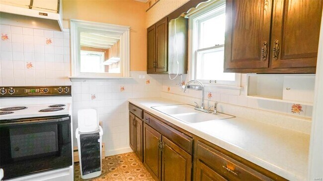 Building Photo - 1605 N Cedar St