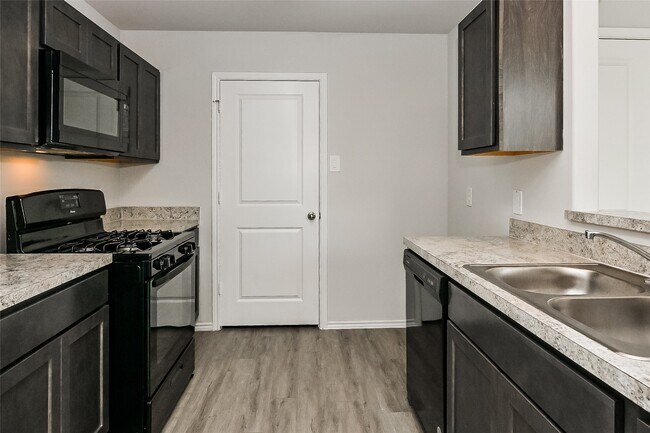 Building Photo - 4911 Sweet Chestnut Ln