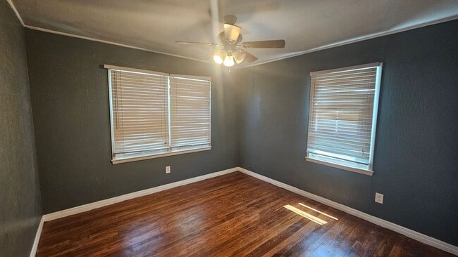 Building Photo - Space, Style, and Sunshine in Southlawn - 3 bed 1.5 bath home for rent