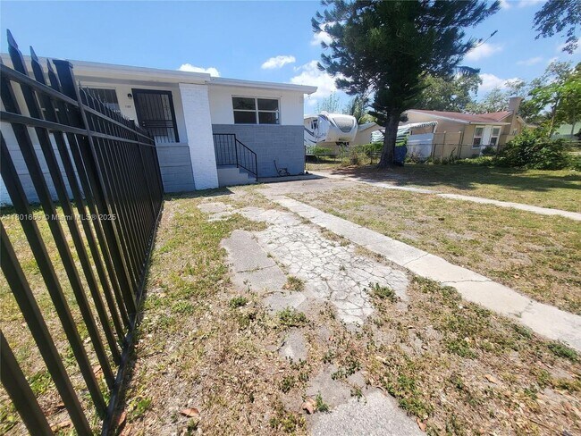 Building Photo - 1102 NW 100th Terrace