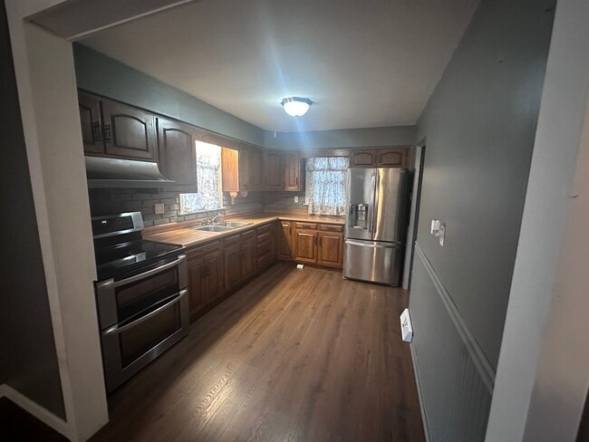 Building Photo - 2415 Jerden Ave
