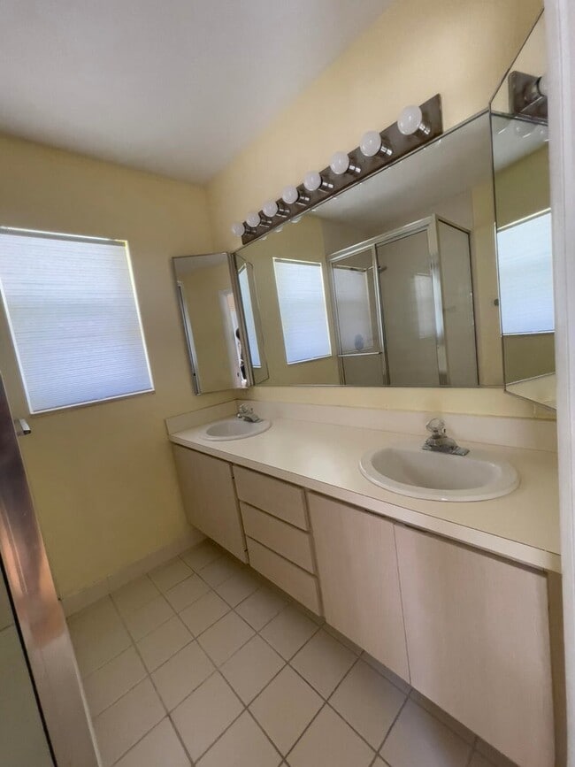 Building Photo - 27 Clinton Ct