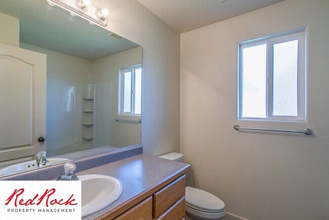 Building Photo - Spacious 3 Bedroom Home in Ivins!