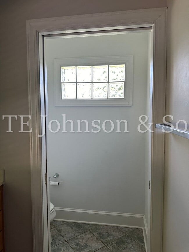 Building Photo - Gorgeous Three Bedroom in Tobaccoville- Mu...