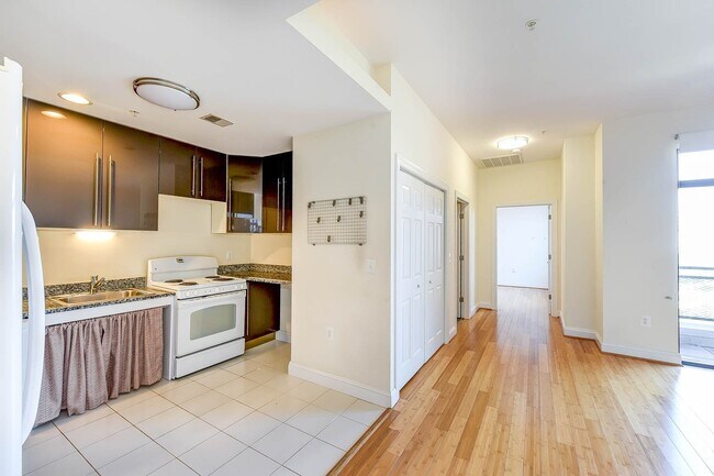 Building Photo - Gorgeous 2 Bedroom Penthouse in River Place South!