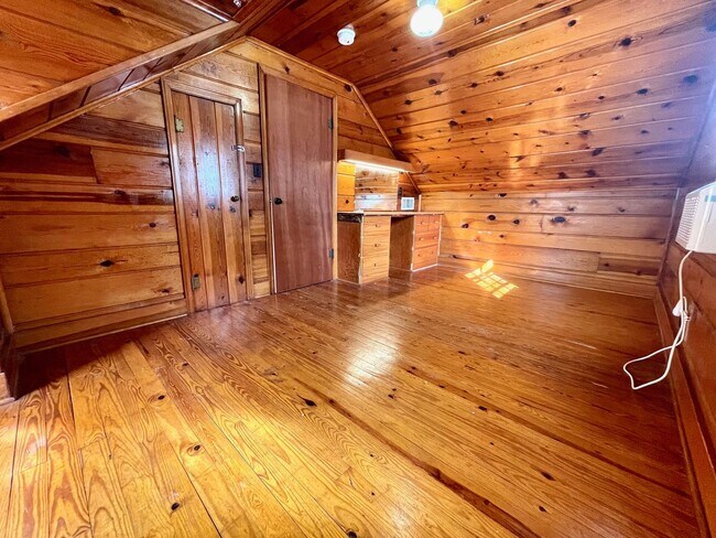 Building Photo - Very Unique 5 Bedroom Home on Large Lot