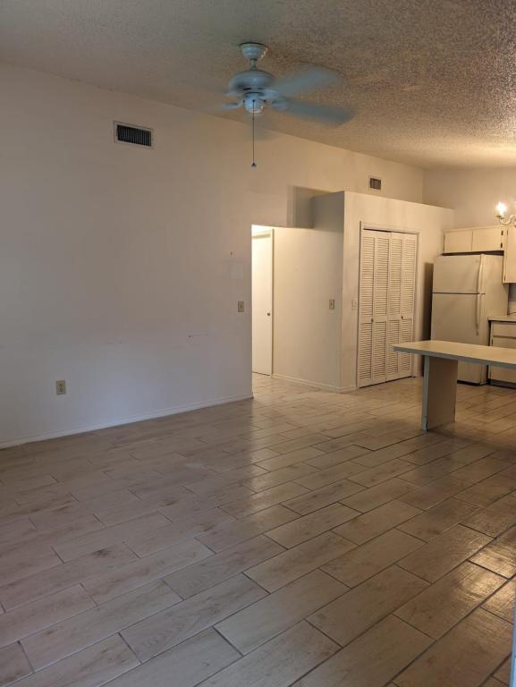 Building Photo - 452 N Sams Point