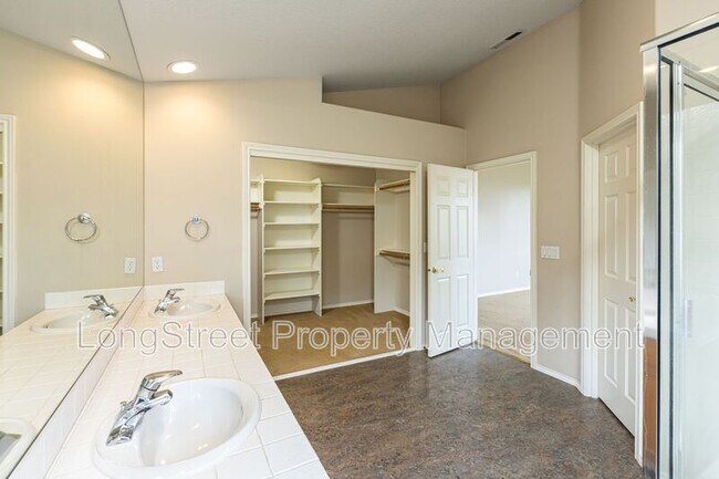 Building Photo - 8996 SE Bristol Park Dr