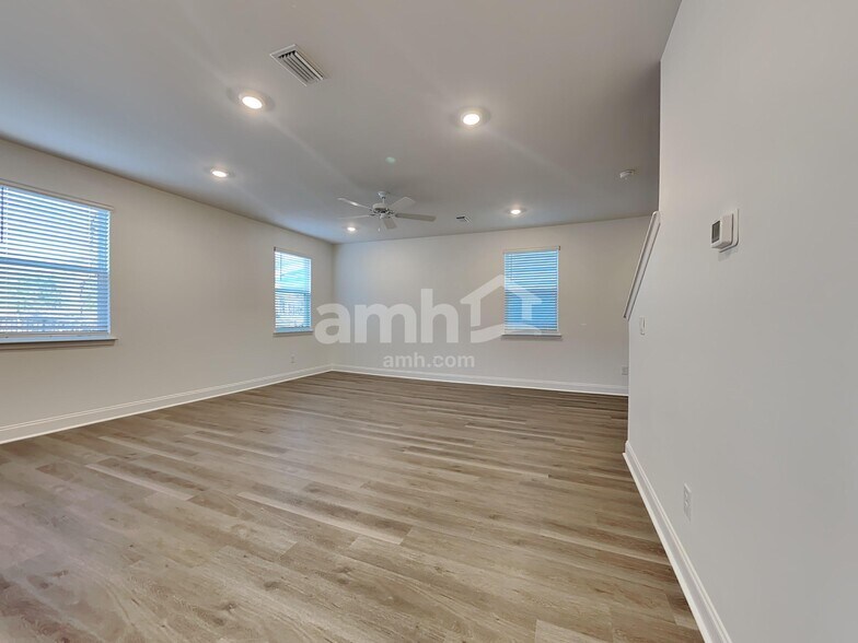 Building Photo - 110 Trevino Dr