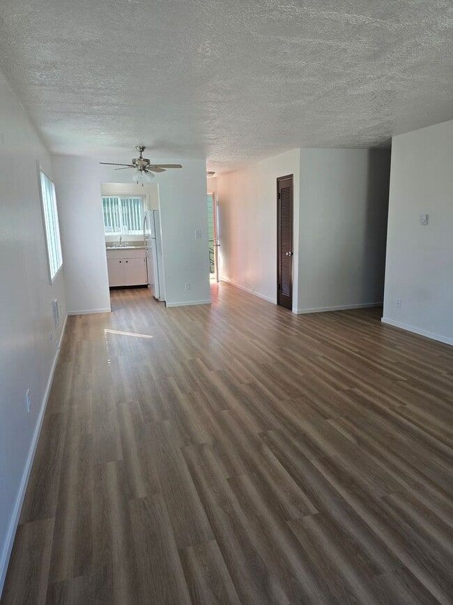 Building Photo - *!*!* Rent Ready Upstairs Pet Friendly 3 B...