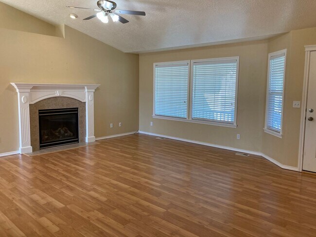 Building Photo - 928 N Middlemist Pl - Awesome Backyard, Go...