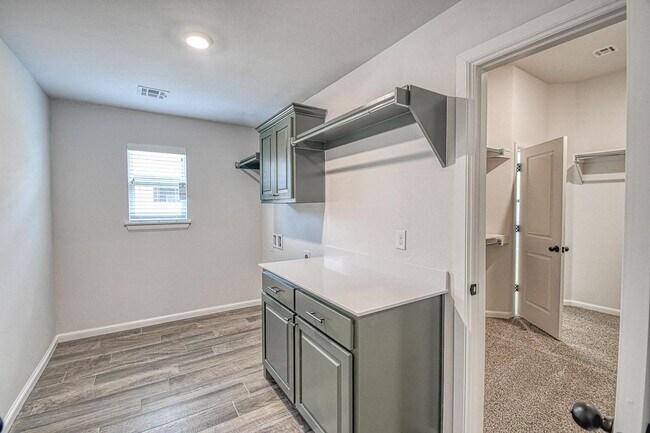 Building Photo - Beautiful Home in Summit Lakes!