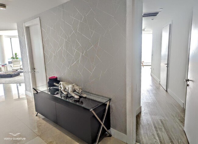 Building Photo - 200 Biscayne Blvd Way