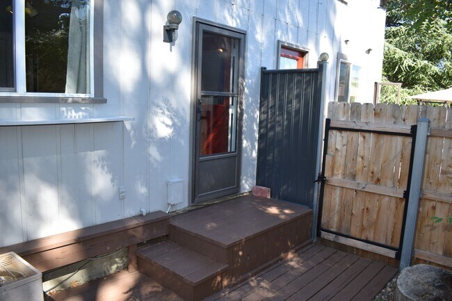Building Photo - Two bedroom, 1.5 bathroom Ashland townhouse | Available now